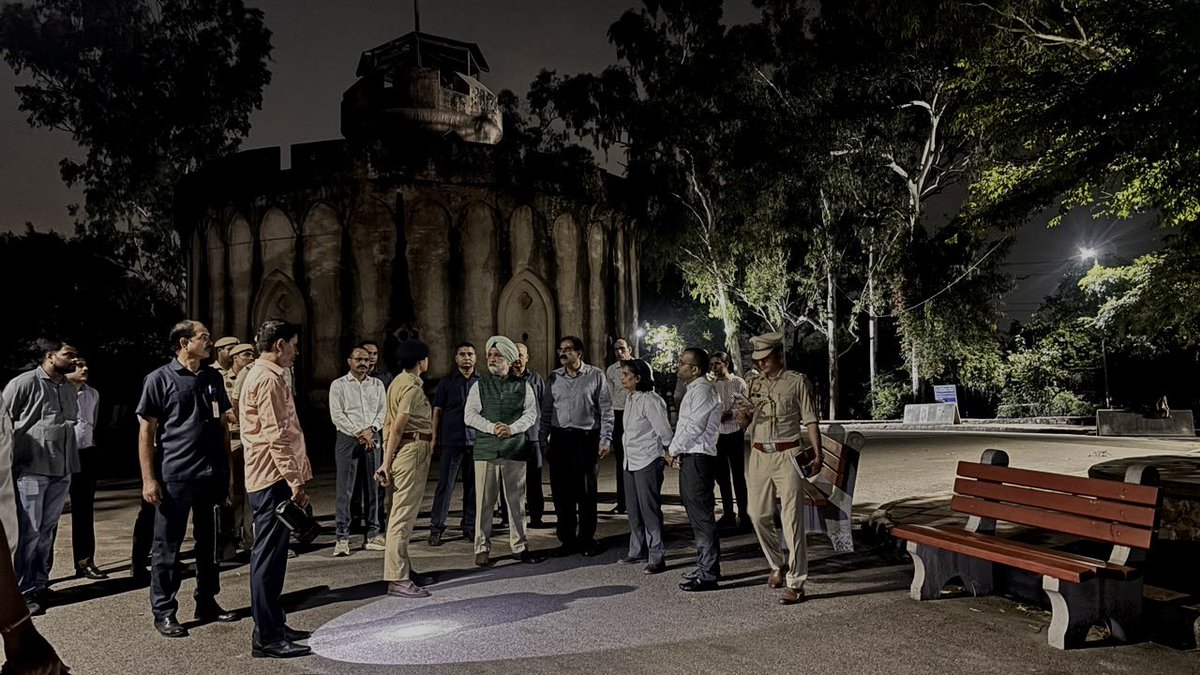 LtGovDelhi's tweet photo. Conducted a surprise inspection of Bonta Park in the Northern Ridge near Delhi University, along with the Chief Secretary and @DcpNorthDelhi , to assess on-ground security, lighting and the elimination of dark spots along walkways.

Safety of women and children is a top priority. Directed authorities to ensure every public recreational space is well-lit, secure and regularly patrolled, with lighting kept fully operational.

Every Delhiite should walk, exercise and enjoy our parks without fear!