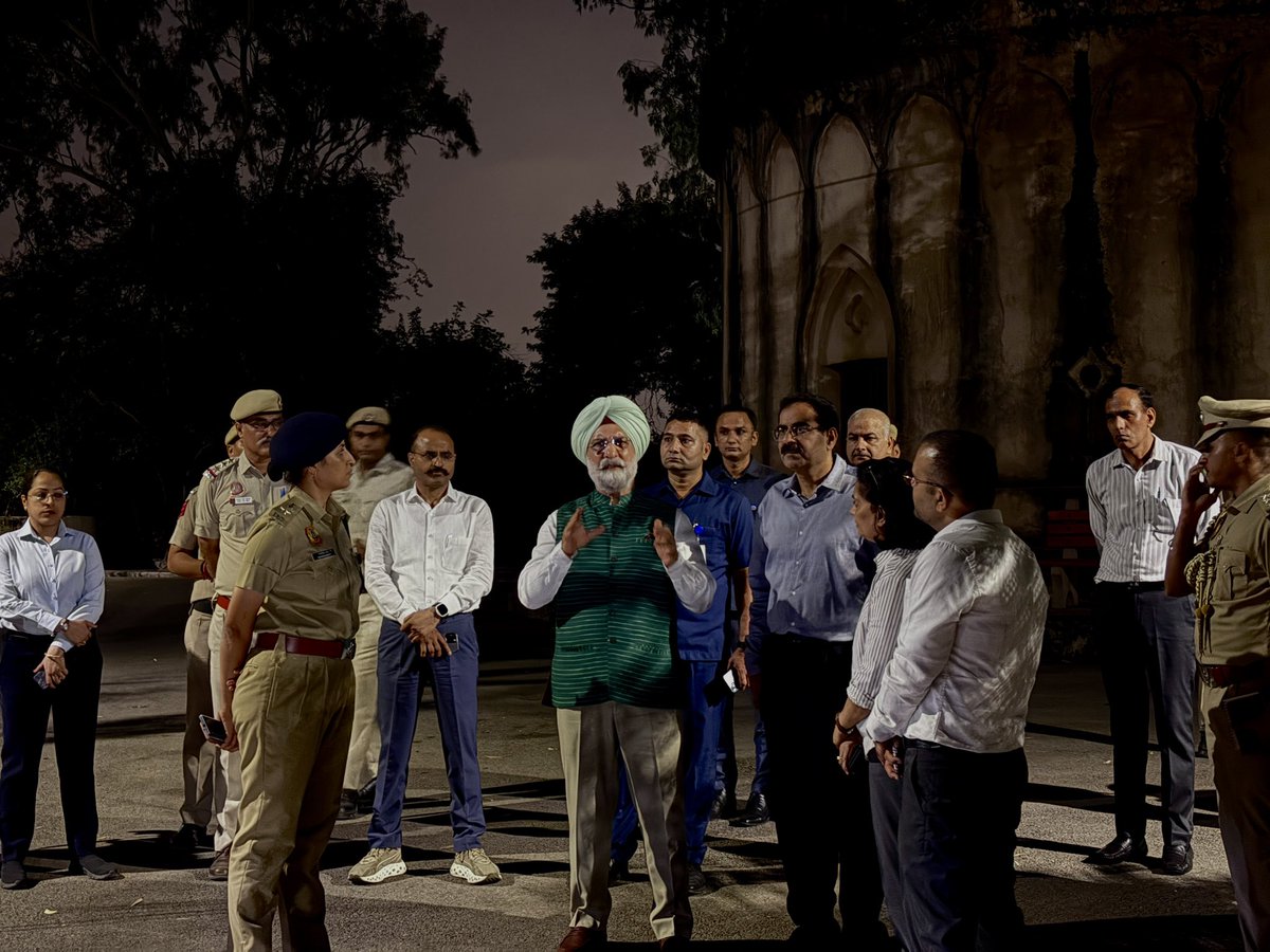 LtGovDelhi's tweet photo. Conducted a surprise inspection of Bonta Park in the Northern Ridge near Delhi University, along with the Chief Secretary and @DcpNorthDelhi , to assess on-ground security, lighting and the elimination of dark spots along walkways.

Safety of women and children is a top priority. Directed authorities to ensure every public recreational space is well-lit, secure and regularly patrolled, with lighting kept fully operational.

Every Delhiite should walk, exercise and enjoy our parks without fear!