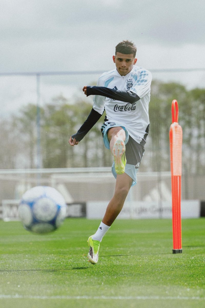 diariobocaa's tweet photo. 💣 INFO: Leonel Flores FUE LIBERADO de los entrenamientos con la Selección Argentina. [@Eze_sosa]

👉 El jugador ya está a disposición del Vasco Arruabarrena pensando en el encuentro ante Racing.

#Boca https://t.co/8PCT1lWrIZ