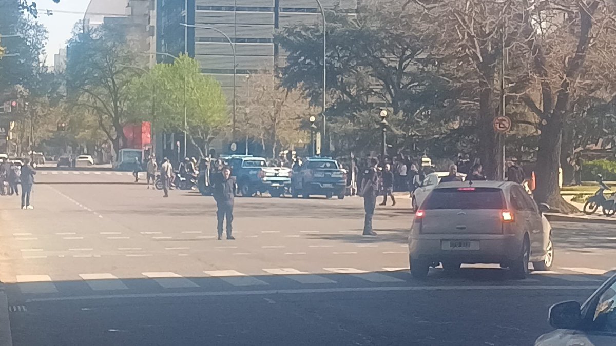 InfoCuandoLlega's tweet photo. ⚠️CORTE EN PLAZA MORENO⚠️

🔴LINEA 214

➡️DESVIARAN SENTIDO A LOS HORNOS POR 55 A 11 A 51 A 12 ASU RECORRIDO. https://t.co/isz54qs6Y3