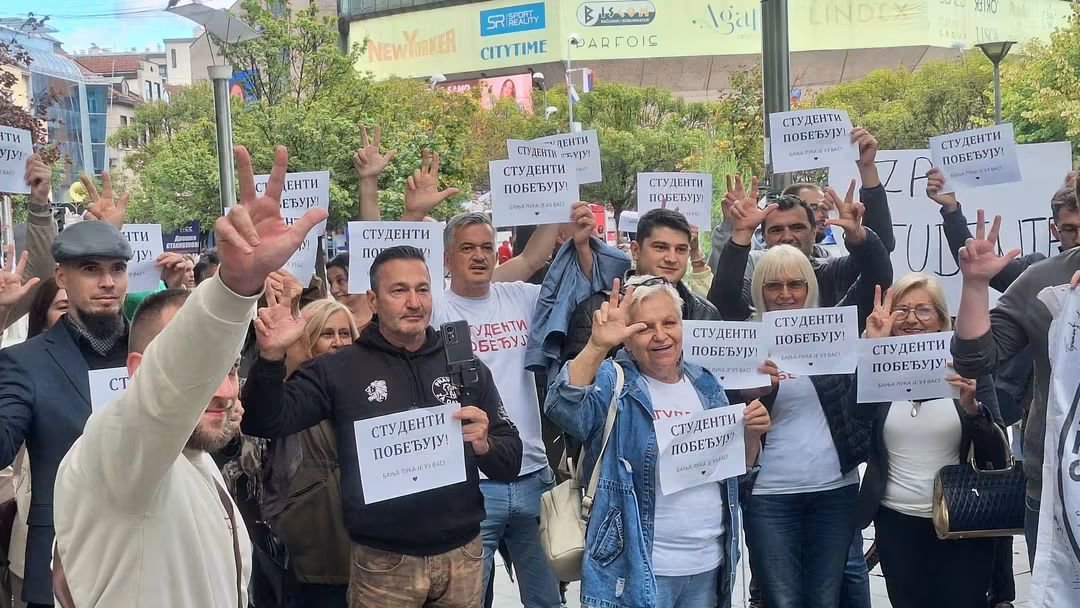 novi__DANI's tweet photo. Spontani skup podrške studentima iz Srbije u Banjaluci. Nakon vijesti o otkazivanju dolaska studenata zbog opstrukciju policije, građani su se okupili spontano da iskazu podršku. Više na linku
https://t.co/2TiRIMrnE5 https://t.co/bNLJkZPUvu