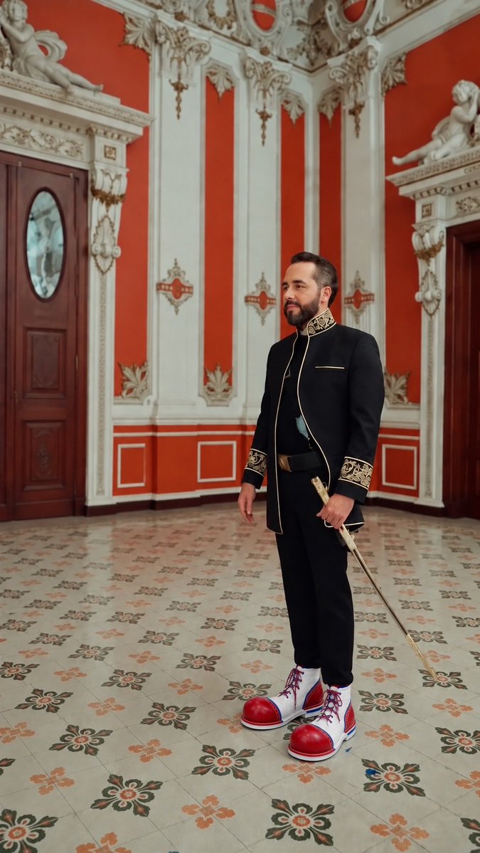 EdithAP_'s tweet photo. ¡Qué <<maje-stad>> 😆😆, la del tirano enclenque! 

“Cuando un payaso se muda a un palacio, no se convierte en rey, sino que el palacio se convierte en un circo🎪” https://t.co/H4fCdFsaHf