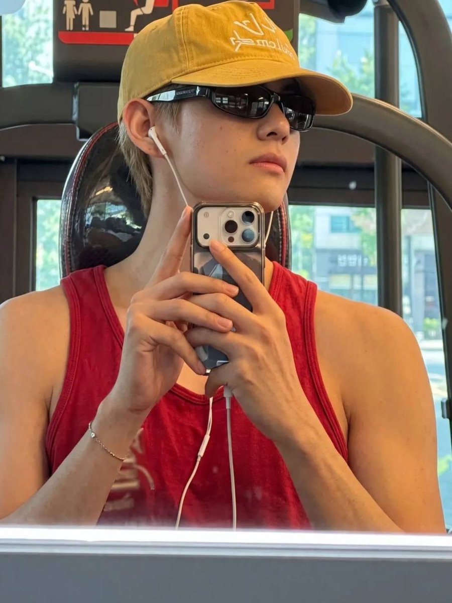 anryuio's tweet photo. pjm이 알잘딱깔센 커트커트 담당이라면

kth은 가부장매니아어른들을 걍 힘쭉빠지게만드는
어벙벙mz(명절한정
타입

시어머니가 와이프한테 전화해서
이번에 내려오느냐~~
반강제 명절노동 시동걸고있으면

어 엄마
내가 비행기표끊었그동?
근데 어케 딱 내일이네~~
짐싸구있어 아침여섯시비행기여

쉴틈없이 만보걷기시키는 패키지 뺑이투어
(코스개길고, 와이프한테 전화걸틈따위x

2박3일일정잡아
연휴동안 옆나라에 가둬드리고

아내랑 호텔가서 초코분수찍먹중