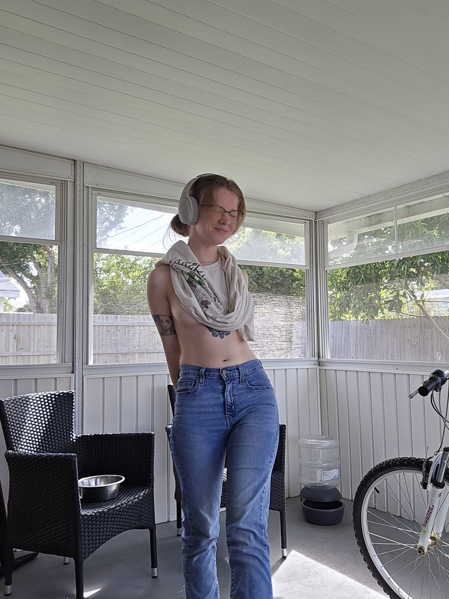 hiyaitsmac's tweet photo. Who's going to come help me with my yard work 🥺
I hate being so sweaty https://t.co/mEdVeizCri