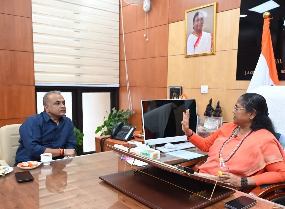 NCBC_INDIA's tweet photo. नई दिल्ली, राष्ट्रीय पिछड़ा वर्ग आयोग कार्यालय में माननीय अध्यक्ष साध्वी निरंजन ज्योति जी से पूर्व प्रधानमंत्री, भारत रत्न श्री लाल बहादुर शास्त्री जी के पौत्र श्री विभाकर शास्त्री जी ने शिष्टाचार भेंट की। https://t.co/yKn9X9Vjuo