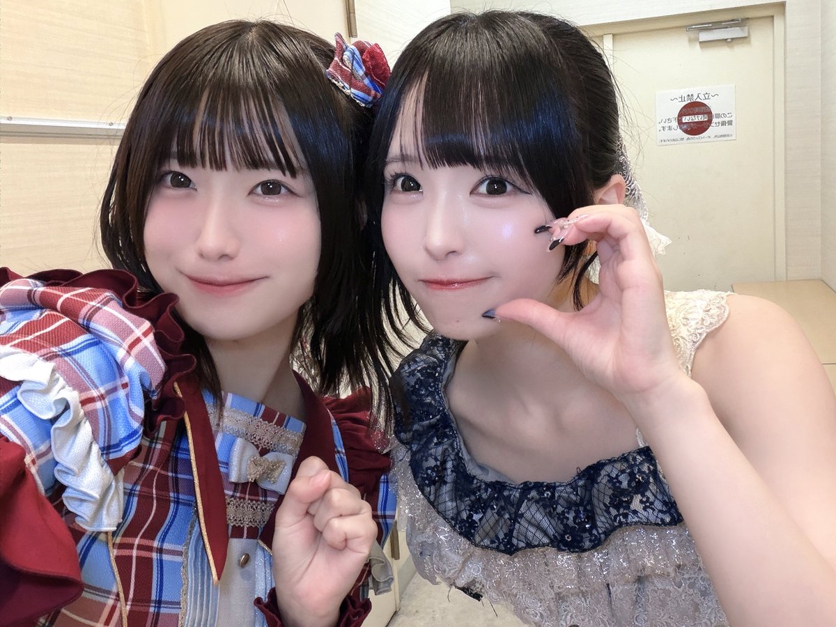 nmks_aina's tweet photo. 大阪での写真をばっ！！🐙

THE ENCOREさんのみさきちゃん🩷
ずーーっと好き顔で気になってて話したい話したいと思いながらも時が過ぎ、ついにフレオ祭で！一瞬！！喋れた...！！
歯磨きしてて変なお返事しちゃって恥ずかしかった🙈
大阪でちゃんとお話できたよ✌🏻♡
目標ディズニー。
こちらこそ行かせてくださいよろしくお願いします🙏🏻

いつかの夜に僕たちが、さんのねいろちゃん🤍
会えるの楽しみだった🥰
前になみけし主催に出演してくださった際に置きメッセージまでくれて、宝物（ ;  ; ）
なみけしを好きって言ってくれて、私のことを目に入れてくれてて、この日も「伝わりましたか！？」っていっぱいいっぱい褒めてくれて...良い子すぎて今思い出しても泣きそう、、
ねいろちゃんの笑顔守りたいᵕ̩̩ㅅᵕ̩̩
これからも仲良くしてねっ

そしてお2人ともライブ見ててくださって、、！ありがとうございました（ ;  ; ）
うおおこれからも頑張るぞとなった💪🏻❤️‍🔥
3人でも喋れてすごく嬉しかった...！♡