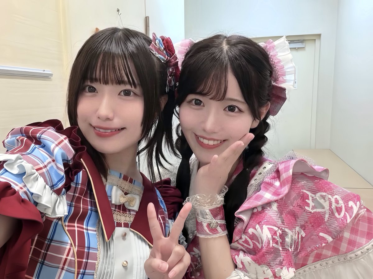 nmks_aina's tweet photo. 大阪での写真をばっ！！🐙

THE ENCOREさんのみさきちゃん🩷
ずーーっと好き顔で気になってて話したい話したいと思いながらも時が過ぎ、ついにフレオ祭で！一瞬！！喋れた...！！
歯磨きしてて変なお返事しちゃって恥ずかしかった🙈
大阪でちゃんとお話できたよ✌🏻♡
目標ディズニー。
こちらこそ行かせてくださいよろしくお願いします🙏🏻

いつかの夜に僕たちが、さんのねいろちゃん🤍
会えるの楽しみだった🥰
前になみけし主催に出演してくださった際に置きメッセージまでくれて、宝物（ ;  ; ）
なみけしを好きって言ってくれて、私のことを目に入れてくれてて、この日も「伝わりましたか！？」っていっぱいいっぱい褒めてくれて...良い子すぎて今思い出しても泣きそう、、
ねいろちゃんの笑顔守りたいᵕ̩̩ㅅᵕ̩̩
これからも仲良くしてねっ

そしてお2人ともライブ見ててくださって、、！ありがとうございました（ ;  ; ）
うおおこれからも頑張るぞとなった💪🏻❤️‍🔥
3人でも喋れてすごく嬉しかった...！♡