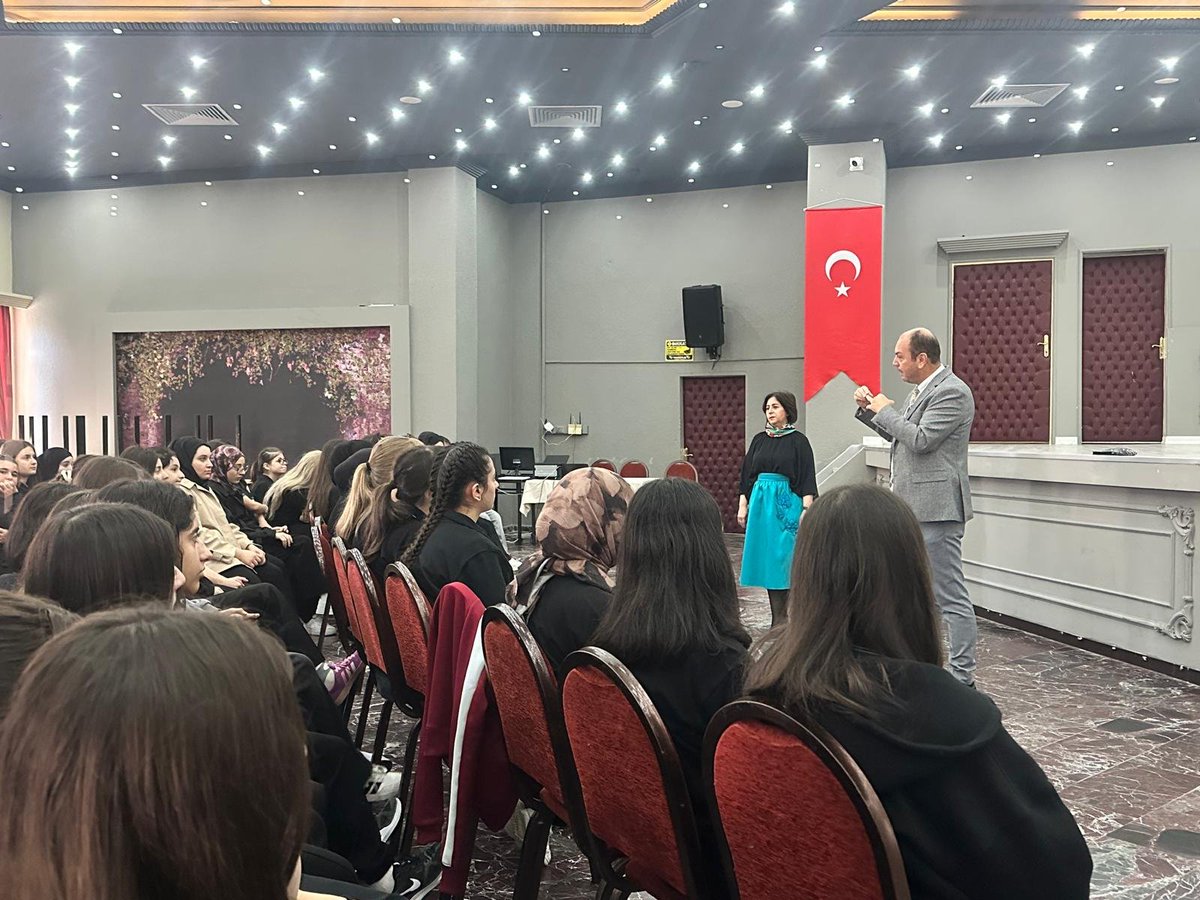 AkcaabatTurizm's tweet photo. 📚 ÖNLEYİCİ REHBERLİK BİLGİLENDİRME TOPLANTISI

Okulumuzda 9. ve 10. sınıf öğrencilerimize yönelik Önleyici Rehberlik Bilgilendirme Toplantısı gerçekleştirildi.

Toplantıda öğrencilerimize;

🛑 Güvenli okul ortamı
📌 Devamsızlığın önlenmesi
⚖️ Öğrencileri ilgilendiren yönetmelik ve kurallar
🤝 Okula ve çevreye uyum
📱 Bilinçli ve güvenli teknoloji kullanımı

konularında bilgilendirmelerde bulunuldu.

Öğrencilerimizin akademik başarılarının yanı sıra sosyal, duygusal ve kişisel gelişimlerini desteklemek, karşılaşabilecekleri risklere karşı farkındalıklarını artırmak ve güvenli bir eğitim ortamı oluşturmak amacıyla rehberlik çalışmalarımız devam ediyor. 🌱

#AkçaabatAtatürkTurizmMTAL #ÖnleyiciRehberlik #Rehberlik #GüvenliOkul #BilinçliÖğrenci

@tcmeb @Yusuf__Tekin @TrabzonValilik @tahirshn_mia @TrabzonBelTr @ahmetmgenc @akcaabatbel @osman_ekim @Trabzon_MEM  @skaygusuz @hasan_uygun91 @AkcaabatIlceMEM  @ustundagyvz @volkanbalci7961