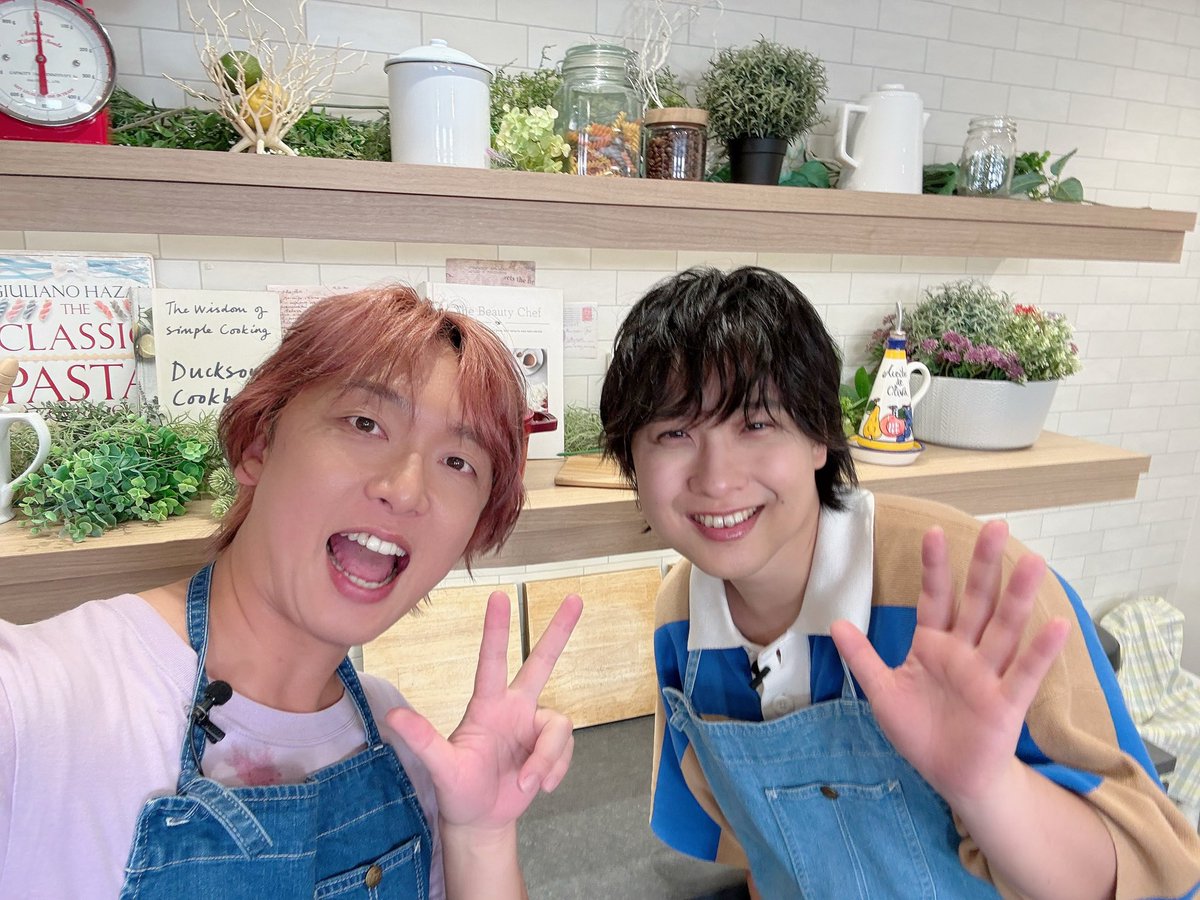 REAL_1978_TS's tweet photo. 本日のNATSLIVE🍳🔪

『だし処たちばな庵』2連続配信
ご視聴いただきまして、ありがとうございました🙇‍♀️

寺島惇太くんとの料理でしたが、カオマンガイも蕎麦も美味しかったぁ〜👍
ってかね、めっちゃ楽しかったwww

惇太くんもまた遊びに来てください‼️
次は長〜い蕎麦打つぞ‼️‼️ https://t.co/soMXyipNKI