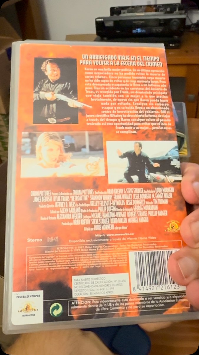 LaniDyner's tweet photo. ريتروأكتيف فيلم خيال علمي مشوق من إخراج لويس مورنو، يمزج بين الحركة والسفر عبر الزمن. يتابع كارين التي تستخدم جهازًا للعودة دقائق إلى الماضي، لكن كل محاولة لتغيير الأحداث تخلق عواقب جديدة. أداء جيمس بيلوشي الشرير لا يُنسى. مدة سريعة وأجواء مظلمة. https://t.co/0roVIwNxpU
