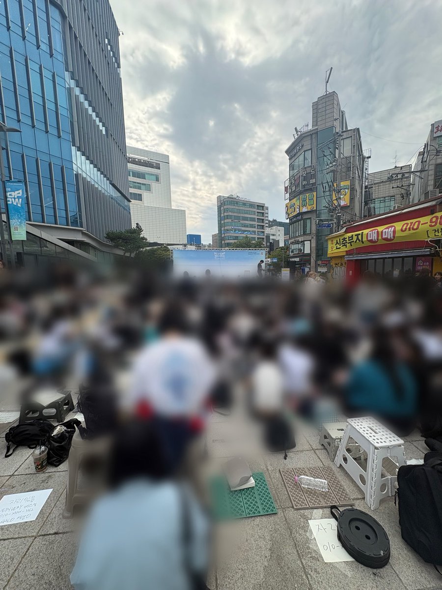 dudurrama's tweet photo. 땅바닥에서n시간 앉아있느라 넘힘들었지만좋앗다...
버스킹너무좋지만 제 체력이 쓰레기라힘드네요😅 https://t.co/4WCFSUp61I