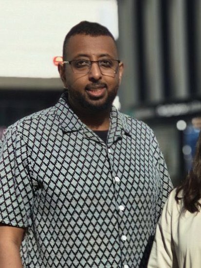drdanielschatz's tweet photo. Vänsterpartiets riksdagsersättare Hassan Abadir Hassan är dömd för smuggling av 116,7 kilo narkotika. Blir han de rödgrönas nya kriminalpolitiska talesperson eller bubblare till posten som folkhälsominister? https://t.co/8XRzrGKpbz