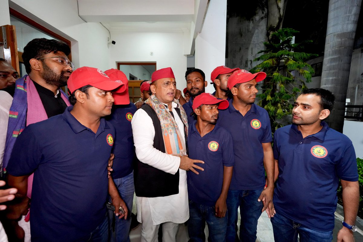 yadavakhilesh's tweet photo. https://t.co/6xzoCdfzzD