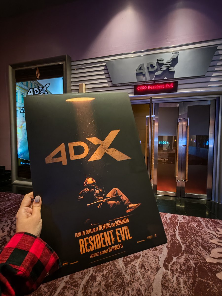 PoohChaiKonNun's tweet photo. #ResidentEvil  รอบ 2 ดูระบบ4DX 
มาสัมผัสความเลือดสาดกระเซ็นเต็มหน้ากับจังหวะการวิ่งที่เก้าอี้เขย่าได้ใจตรงจังหวะ โดยรวมแล้วเก้าอี้ไม่ได้เขย่าแรง ไม่เป็นผู้ประสบภัยแน่นอน แต่เน้นขยับตามเนื้อเรื่อง ทั้งตอนขับรถ วิ่ง กระแทกต่างๆ ทำได้ดี มีตอนซอมบี้ที่ตกจากตึกตามในเทรลเลอร์ตรงนั้นสนุกมาก เพราะพ่นน้ำตามที่เลือดกระเซ็น เสียดายที่เก้าอี้เรามันไม่พ่นใส่ แต่เพื่อนข้างๆคือโดนเต็มๆ 

รอบนี้ผู้ชมส่วนเป็นต่างชาตินั่งขำกันทั้งโรง รู้สึกระบบนี้ดูแล้วอินเรื่องมากขึ้น เข้าใจความลำบากของไบรอันมากขึ้น 
ช่วงท้าย ๆ ยิ่งสนุกเพราะเก้าอี้เริ่มจัดเต็มตามจังหวะไบรอันหนี

ใครที่ยังไม่เคยลอง 4DX มาลองได้ ถือว่าโยก เขย่าระดับกลางๆ ไม่ hardcore ค่ะ

#REBHFun