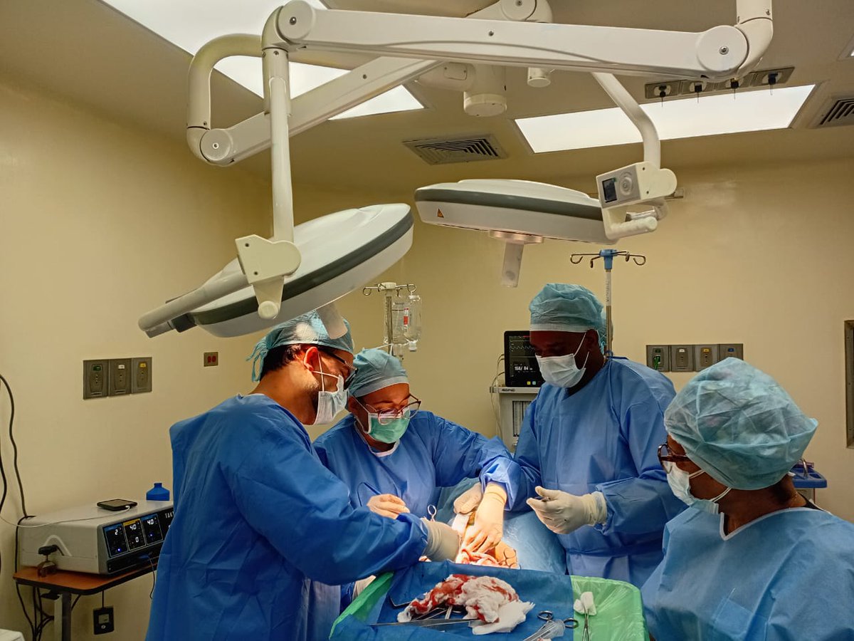 cubacooperaven's tweet photo. La sinergia entre cirugía general y traumatología en el CSI Dr. Salvador Allende es clave para el éxito clínico.l trabajo multidisciplinario de la Misión Médica Cubana optimiza tiempos quirúrgicos, reduce complicaciones y devuelve la movilidad a cientos de pacientes.
#CubaCoopera https://t.co/tTEfMs7IFn