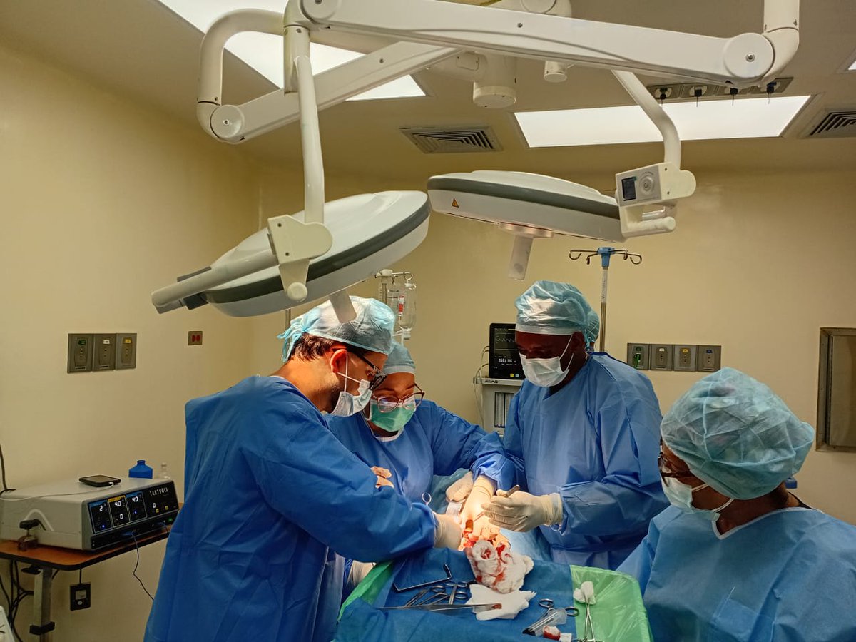 cubacooperaven's tweet photo. La sinergia entre cirugía general y traumatología en el CSI Dr. Salvador Allende es clave para el éxito clínico.l trabajo multidisciplinario de la Misión Médica Cubana optimiza tiempos quirúrgicos, reduce complicaciones y devuelve la movilidad a cientos de pacientes.
#CubaCoopera https://t.co/tTEfMs7IFn