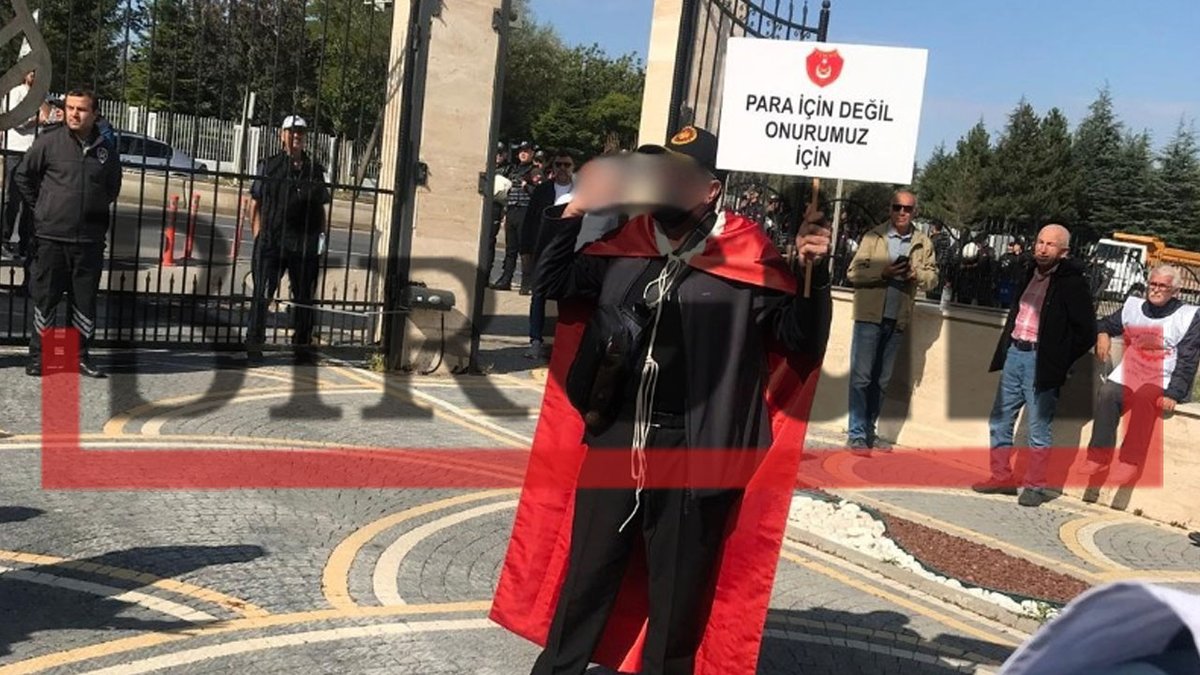 ajansmuhbir1923's tweet photo. Emeklilerin AYM önündeki eyleminde intihar girişiminde bulunan emekli vatandaşın son görüntüsü: https://t.co/HTIlu40Dw9