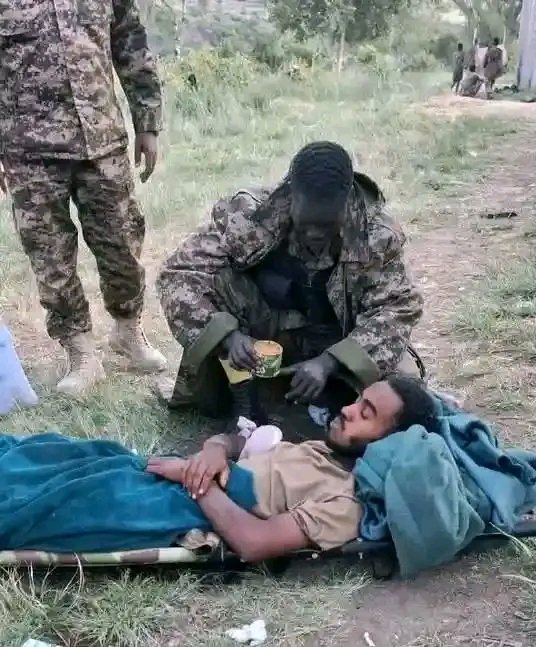 united_ethiop's tweet photo. 📌ሀገራዊ ፍቅርና ክብር ያለው የሀገር መከላከያ ወንድሞቹን በግፈኞች ተገድደው የተሰለፉትን ጉዳት ያስተናገዱትን ወጣቶች ሲንከባከብ የሚያሳይ የፎቶ ምስል‼️
#ክብር_ለሀገር_መከላከያ 🇪🇹 https://t.co/piHxHzR2VX