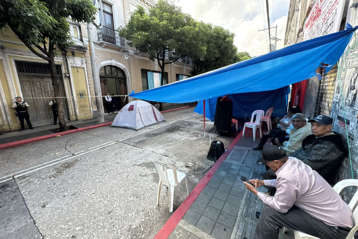#AhoraLH | Este viernes continúa cerrado el paso vehicular en la 8a avenida, frente al Congreso de la República, por parte de veteranos del Ejército. 📸✍️: J…
