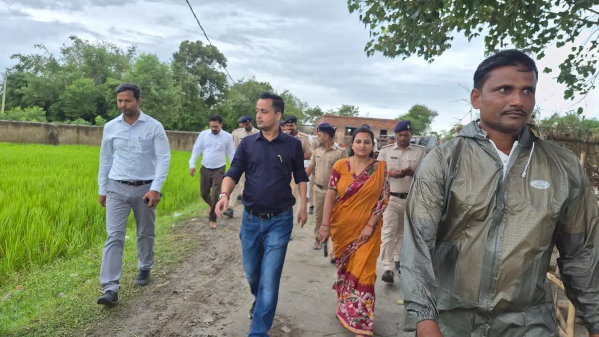 DmMadhubani's tweet photo. कोसी तटबंध एवं प्रभावित क्षेत्रों का डीएम ने किया निरीक्षण

दिनांक 24.09.2026 को जिलाधिकारी, मधुबनी श्री आनंद शर्मा ने झंझारपुर अनुमंडल अंतर्गत मधेपुर प्रखंड के गढ़गांव, बसीपट्टी सहित कोसी तटबंध पर अवस्थित विभिन्न पंचायतों का स्थलीय निरीक्षण किया।

तटबंध एवं क्षेत्र की स्थिति का जायजा लेते हुए अधिकारियों को सतत निगरानी, आवश्यक तैयारियों एवं आमजनों की सुरक्षा को सर्वोच्च प्राथमिकता देते हुए त्वरित कार्रवाई के निर्देश दिए।

निरीक्षण के दौरान अपर समाहर्ता (आपदा), एसडीओ झंझारपुर, बीडीओ एवं सीओ मधेपुर सहित संबंधित पदाधिकारी, मुखिया एवं जनप्रतिनिधिगण उपस्थित रहे।

#Madhubani #DistrictAdministration #Kosi #FloodPreparedness