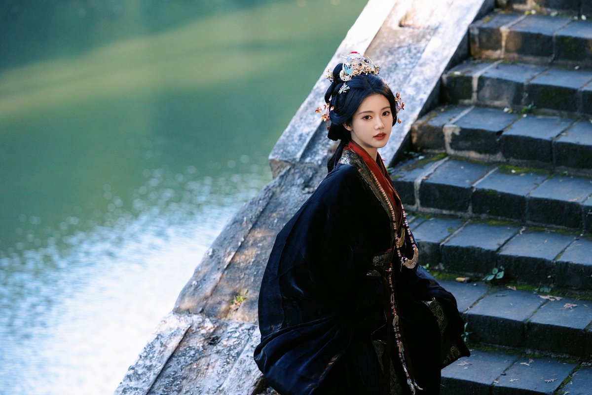 zhennisn's tweet photo. The water has flowed for a thousand years, where are the ones who came before? https://t.co/pcDzaM5wG7
