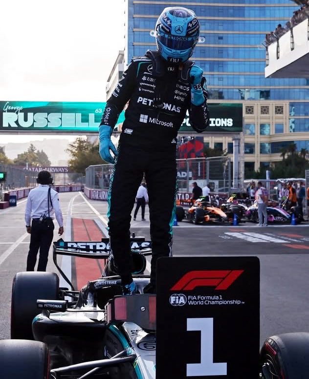 F1GuyDan's tweet photo. 🤯 George Russell’s pole margin in Baku works out to 0.816%, making it the BIGGEST pole gap in a non-wet qualifying session since the 2019 Spanish GP.

Russell now has the most dominant dry pole of the 2020s. https://t.co/fSe9DPYxL5