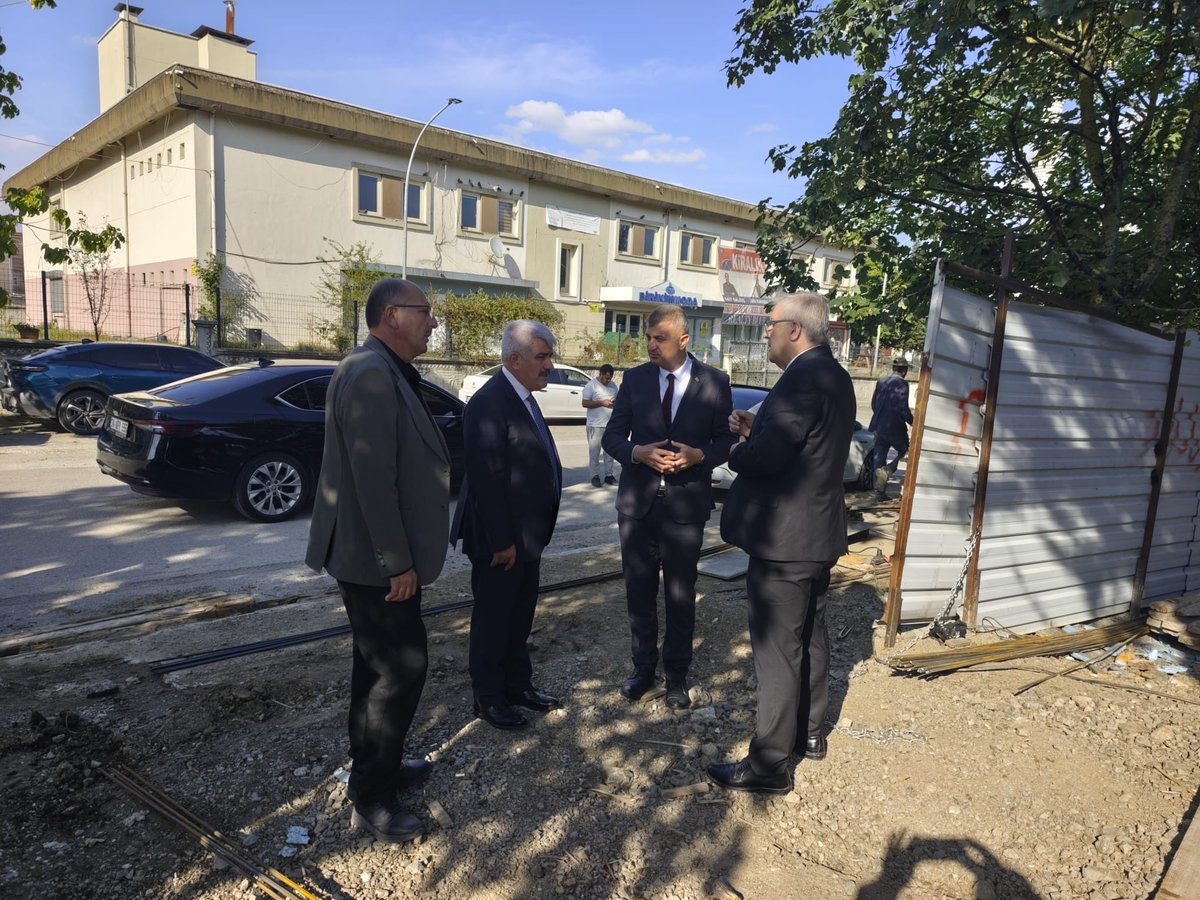 ProfDrHulagu's tweet photo. 📍 Gölcük

Gölcük Belediye Başkanımız Av. Ali Yıldırım Sezer, İl Sağlık Müdürümüz Op. Dr. Yüksel Pehlevan, AK Parti Gölcük İlçe Başkanımız Kemal Yavuz ve Gölcük İlçe Sağlık Müdürümüz Dr. Mustafa Serkan Şenel ile birlikte Şirinköy Aile Sağlığı Merkezimizin inşaatında incelemelerde bulunduk.

Yetkililerden çalışmaların son durumu hakkında bilgi aldık. Merkezimizin hizmete açılmasıyla ilçemizin birinci basamak sağlık hizmetleri güçlenecek, hemşehrilerimizin sağlık hizmetlerine erişimi daha da kolaylaşacak.

Şirinköy Aile Sağlığı Merkezimizin en kısa sürede tamamlanarak hemşehrilerimize hizmet vermesini hedefliyoruz. 🇹🇷