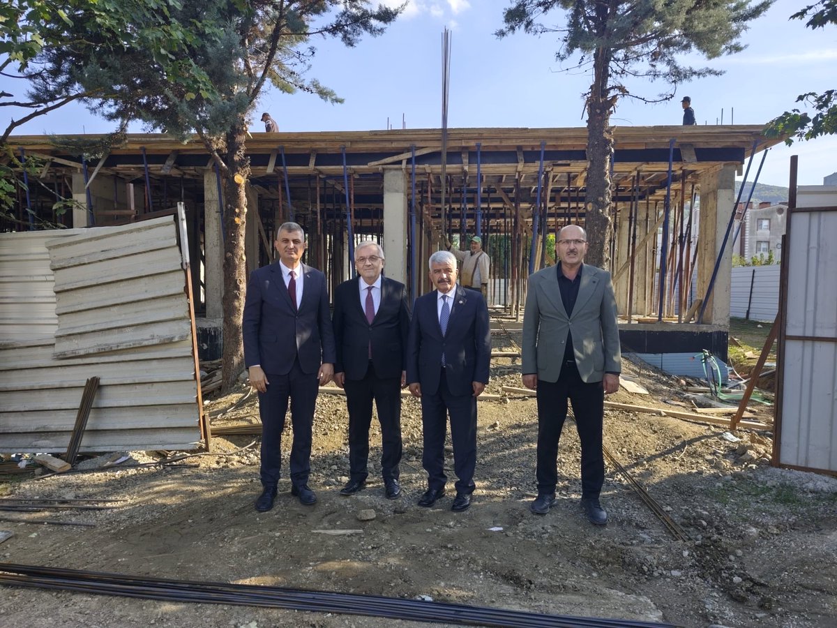 ProfDrHulagu's tweet photo. 📍 Gölcük

Gölcük Belediye Başkanımız Av. Ali Yıldırım Sezer, İl Sağlık Müdürümüz Op. Dr. Yüksel Pehlevan, AK Parti Gölcük İlçe Başkanımız Kemal Yavuz ve Gölcük İlçe Sağlık Müdürümüz Dr. Mustafa Serkan Şenel ile birlikte Şirinköy Aile Sağlığı Merkezimizin inşaatında incelemelerde bulunduk.

Yetkililerden çalışmaların son durumu hakkında bilgi aldık. Merkezimizin hizmete açılmasıyla ilçemizin birinci basamak sağlık hizmetleri güçlenecek, hemşehrilerimizin sağlık hizmetlerine erişimi daha da kolaylaşacak.

Şirinköy Aile Sağlığı Merkezimizin en kısa sürede tamamlanarak hemşehrilerimize hizmet vermesini hedefliyoruz. 🇹🇷