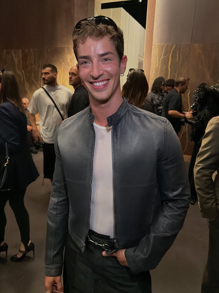 manuriosbrasil's tweet photo. Manu Ríos no desfile da Gucci em Milão 🩶 https://t.co/8zebBdCqZs