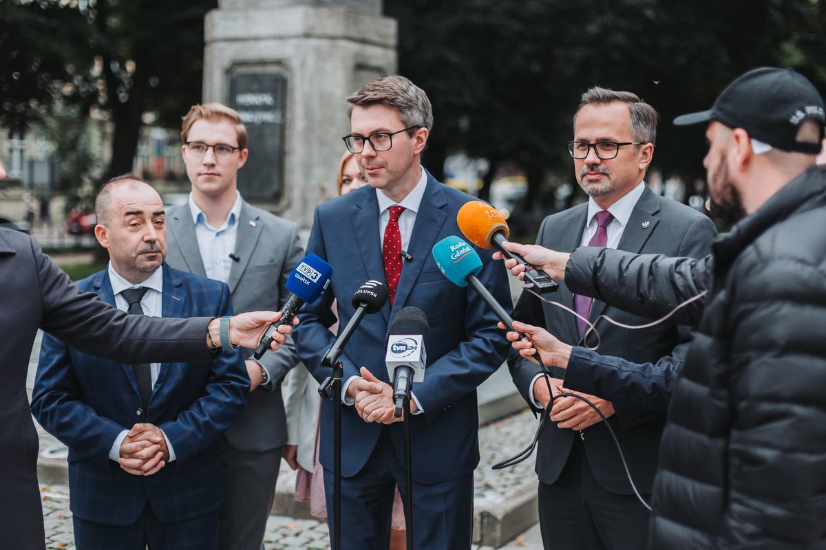 mhorala's tweet photo. Do @RozwojPlus dołączają kolejni doświadczeni samorządowcy z regionu słupskiego ⤵️

Samanta Nowińska, Zbigniew Pawłowski, Kamil Patynowski oraz Piotr Stolarczyk utworzą nowy Klub Radnych Rozwój Plus w Radzie Powiatu Słupskiego. Z kolei w samej Radzie Miasta Słupska do naszego środowiska dołączył radny Kacper Moroz.

Podczas dzisiejszego spotkania z @PiotrMuller skupiliśmy się na tym, co kluczowe dla lokalnej społeczności: dalszym rozwoju gospodarczym, nowych inwestycjach drogowych i podnoszeniu jakości usług publicznych.

Nie zwalniamy tempa - stawiamy na bliską współpracę samorządową i konkretne projekty dla mieszkańców! 🤝