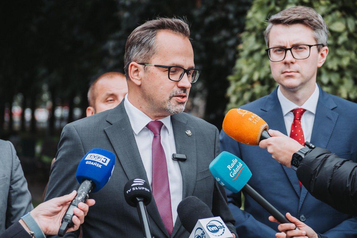 mhorala's tweet photo. Do @RozwojPlus dołączają kolejni doświadczeni samorządowcy z regionu słupskiego ⤵️

Samanta Nowińska, Zbigniew Pawłowski, Kamil Patynowski oraz Piotr Stolarczyk utworzą nowy Klub Radnych Rozwój Plus w Radzie Powiatu Słupskiego. Z kolei w samej Radzie Miasta Słupska do naszego środowiska dołączył radny Kacper Moroz.

Podczas dzisiejszego spotkania z @PiotrMuller skupiliśmy się na tym, co kluczowe dla lokalnej społeczności: dalszym rozwoju gospodarczym, nowych inwestycjach drogowych i podnoszeniu jakości usług publicznych.

Nie zwalniamy tempa - stawiamy na bliską współpracę samorządową i konkretne projekty dla mieszkańców! 🤝