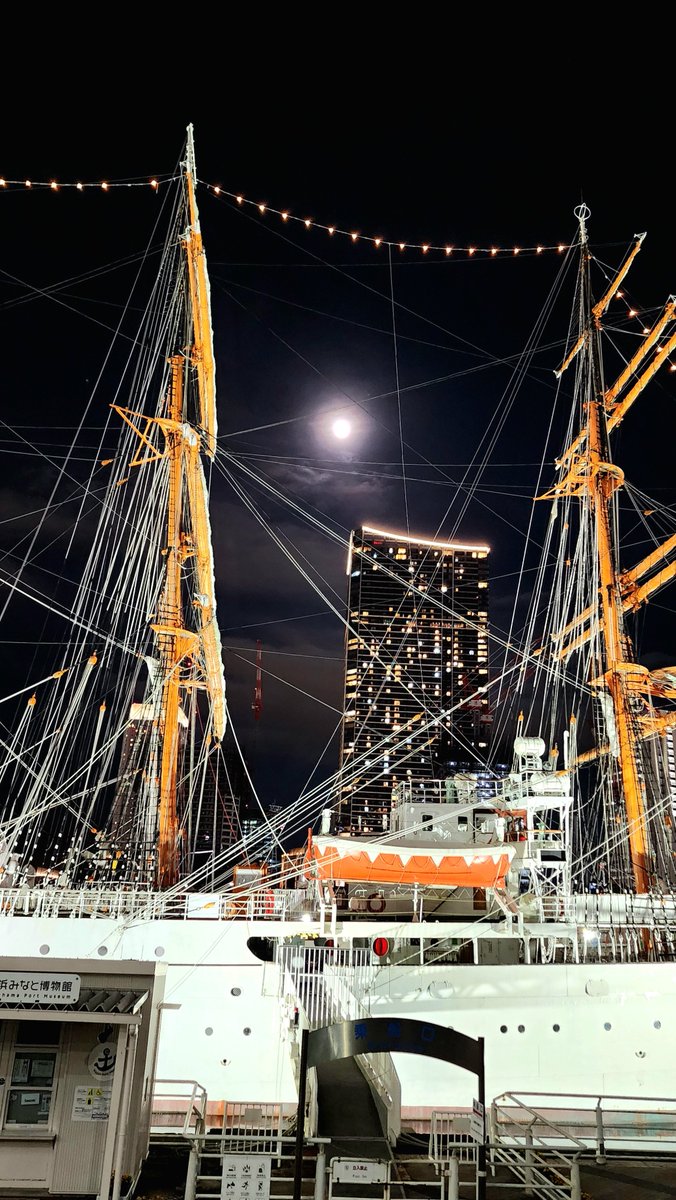 PuchiBruce's tweet photo. 横浜の空から #帆船日本丸 越しに #中秋の名月 をお裾分け🌕
雲が流れてたが流れが途切れた時に何とか撮れた⛵
お団子・里芋・月見そば(うどん)・月見バーガーetc.今夜はお月見を楽しんだ人もいると思う🍡🌝
プチも広島風オムそばと銘菓:みそまん、白鶴・純米大吟醸:灘とアサヒ・マルエフ他でお月見気分を楽しんだ🌕😉