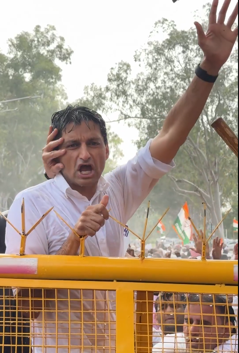 sauravyadav1133's tweet photo. आज देशभर में मुख्य चुनाव आयुक्त ज्ञानेश कुमार के खिलाफ प्रदर्शन हुए  हैं...मुझे लगता है देश के इतिहास में ये पहली बार हो रहा होगा। 
पहले जो "नैतिकता" नाम की चीज हुआ करती थी अगर वो अभी होती तो ज्ञानेश कुमार ने अबतक इस्तीफा दे दिया होता। https://t.co/phJaXnFc5Z
