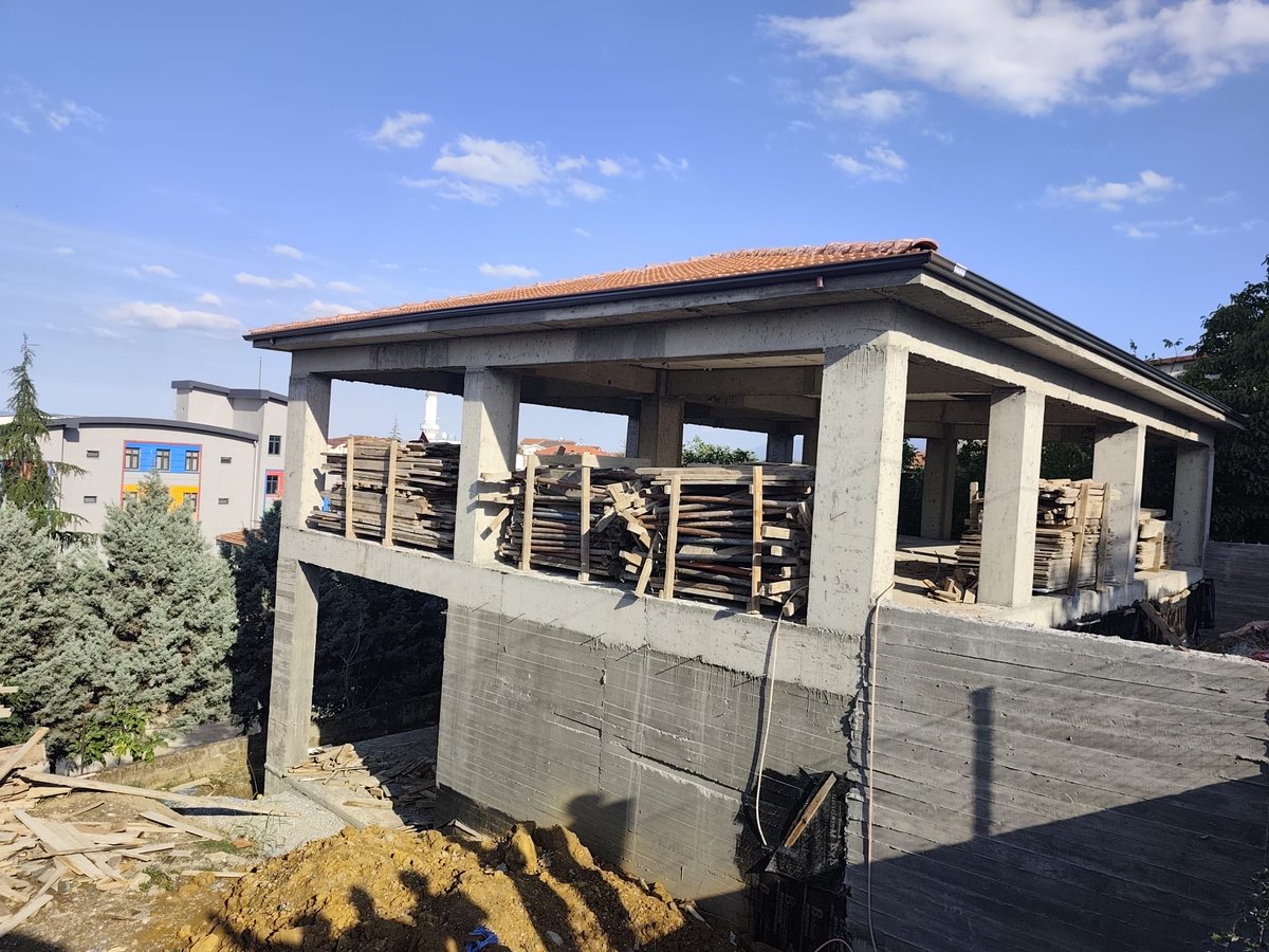 ProfDrHulagu's tweet photo. 📍 Gölcük

Gölcük Belediye Başkanımız Av. Ali Yıldırım Sezer, İl Sağlık Müdürümüz Op. Dr. Yüksel Pehlevan, AK Parti Gölcük İlçe Başkanımız Kemal Yavuz ve Gölcük İlçe Sağlık Müdürümüz Dr. Mustafa Serkan Şenel ile birlikte Piyalepaşa Aile Sağlığı Merkezimizin inşaatında incelemelerde bulunduk.

Çalışmaların geldiği aşamayı yerinde görerek yetkililerden bilgi aldık. Merkezimizin tamamlanarak hizmete açılmasıyla ilçemizin birinci basamak sağlık hizmetleri alanındaki kapasitesi artacak.

Hemşehrilerimizi daha nitelikli sağlık hizmetleriyle buluşturmak için çalışmaya, şehrimize yeni sağlık yatırımları kazandırmaya devam ediyoruz. 🇹🇷