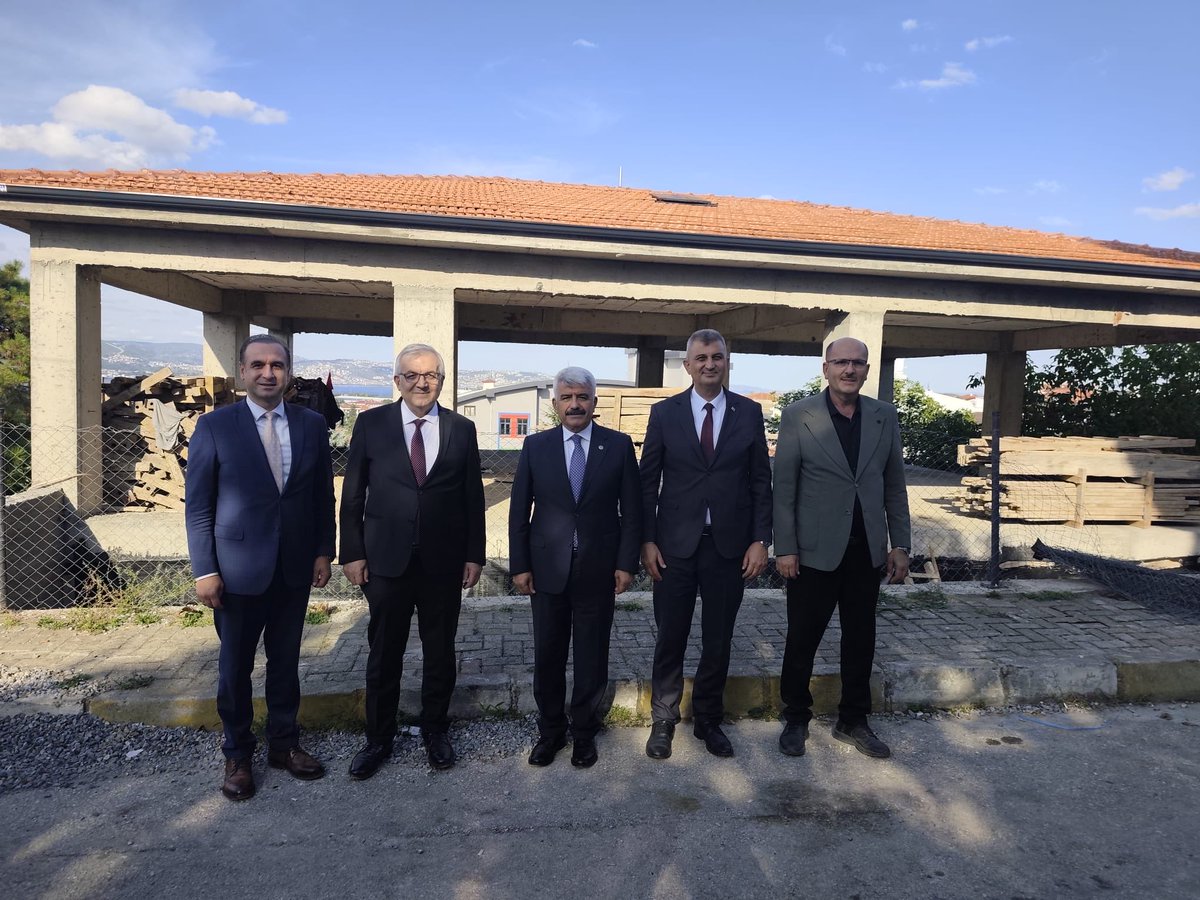 ProfDrHulagu's tweet photo. 📍 Gölcük

Gölcük Belediye Başkanımız Av. Ali Yıldırım Sezer, İl Sağlık Müdürümüz Op. Dr. Yüksel Pehlevan, AK Parti Gölcük İlçe Başkanımız Kemal Yavuz ve Gölcük İlçe Sağlık Müdürümüz Dr. Mustafa Serkan Şenel ile birlikte Piyalepaşa Aile Sağlığı Merkezimizin inşaatında incelemelerde bulunduk.

Çalışmaların geldiği aşamayı yerinde görerek yetkililerden bilgi aldık. Merkezimizin tamamlanarak hizmete açılmasıyla ilçemizin birinci basamak sağlık hizmetleri alanındaki kapasitesi artacak.

Hemşehrilerimizi daha nitelikli sağlık hizmetleriyle buluşturmak için çalışmaya, şehrimize yeni sağlık yatırımları kazandırmaya devam ediyoruz. 🇹🇷