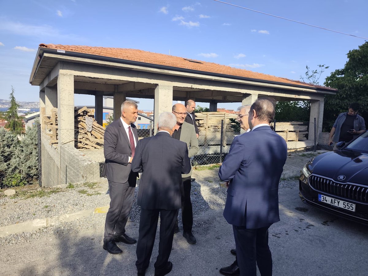 ProfDrHulagu's tweet photo. 📍 Gölcük

Gölcük Belediye Başkanımız Av. Ali Yıldırım Sezer, İl Sağlık Müdürümüz Op. Dr. Yüksel Pehlevan, AK Parti Gölcük İlçe Başkanımız Kemal Yavuz ve Gölcük İlçe Sağlık Müdürümüz Dr. Mustafa Serkan Şenel ile birlikte Piyalepaşa Aile Sağlığı Merkezimizin inşaatında incelemelerde bulunduk.

Çalışmaların geldiği aşamayı yerinde görerek yetkililerden bilgi aldık. Merkezimizin tamamlanarak hizmete açılmasıyla ilçemizin birinci basamak sağlık hizmetleri alanındaki kapasitesi artacak.

Hemşehrilerimizi daha nitelikli sağlık hizmetleriyle buluşturmak için çalışmaya, şehrimize yeni sağlık yatırımları kazandırmaya devam ediyoruz. 🇹🇷