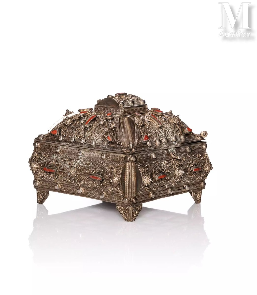 LaDjazairiya's tweet photo. Coffret à bijoux #kabyle
#Algérie, début XXe siècle https://t.co/UxsmZ48WOd