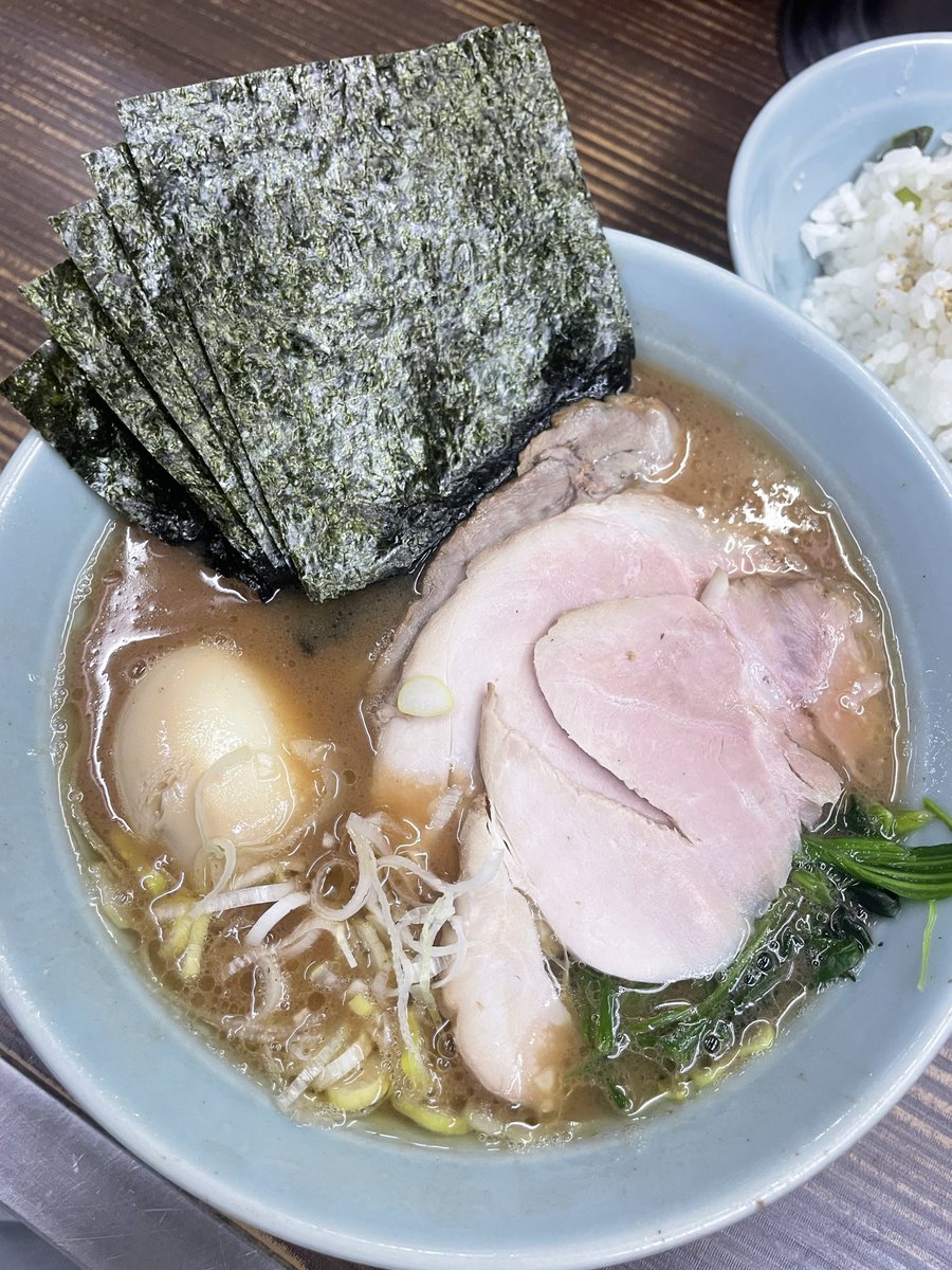 debukatu_0824's tweet photo. 武蔵家　川口店

特製ラーメン🍜
ライス中

一口目のスープ
これこれ！って感じで幸せを感じました😊
お心遣いありがとうございます！ https://t.co/15pDTf8GXh