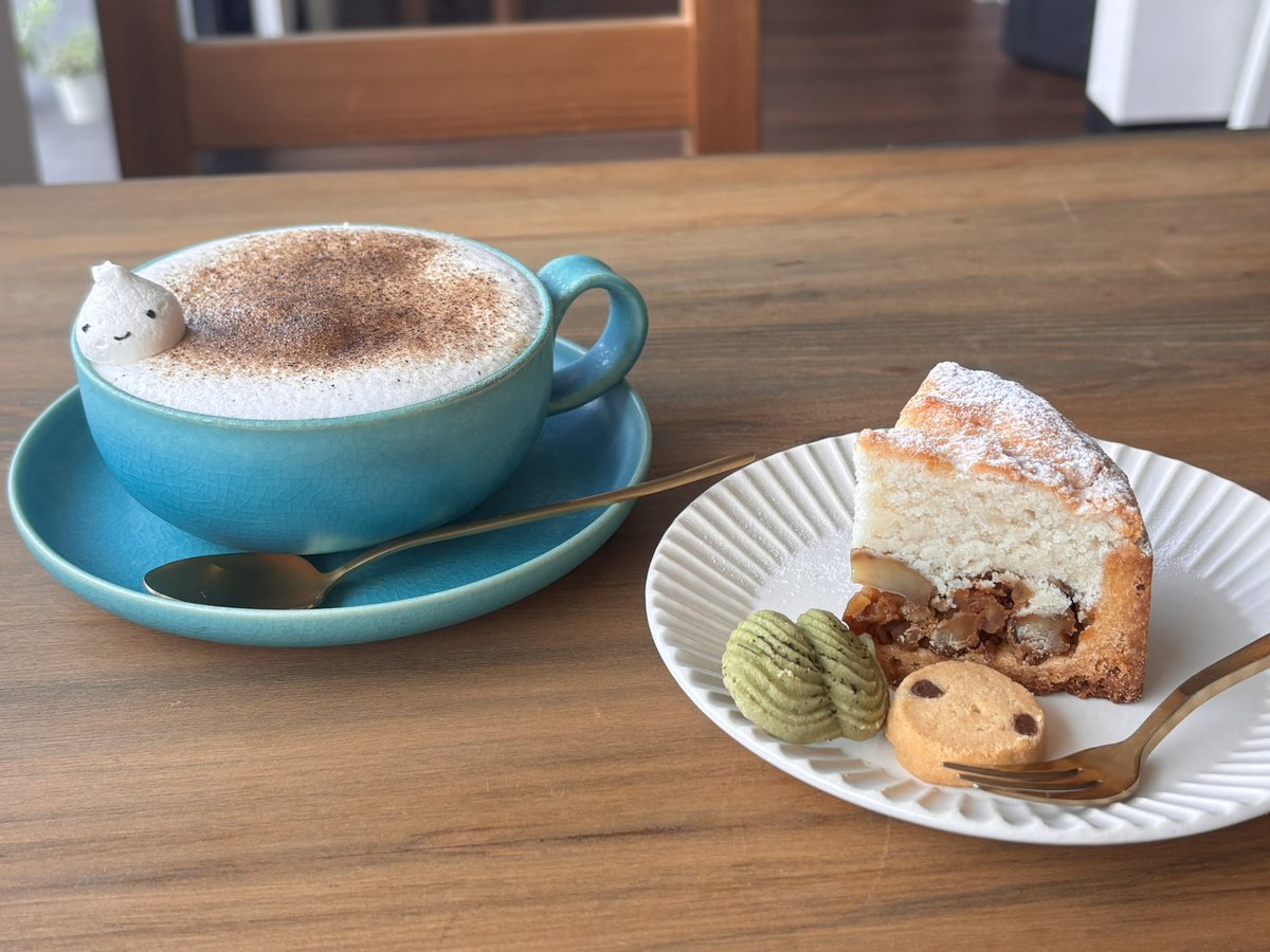 vikki0818's tweet photo. 今日はジョギングがてらcafeverbさんへ。

お目当ては、インスタの投稿で見た和栗グラッセのタルトと、マロンパリというマロン風味のロイヤルミルクティ

テイクアウトで、バターナッツかぼちゃのチーズケーキと、フルーツショコラも購入して夕飯の後に頂きました🥡 https://t.co/0ulGJ4OftX