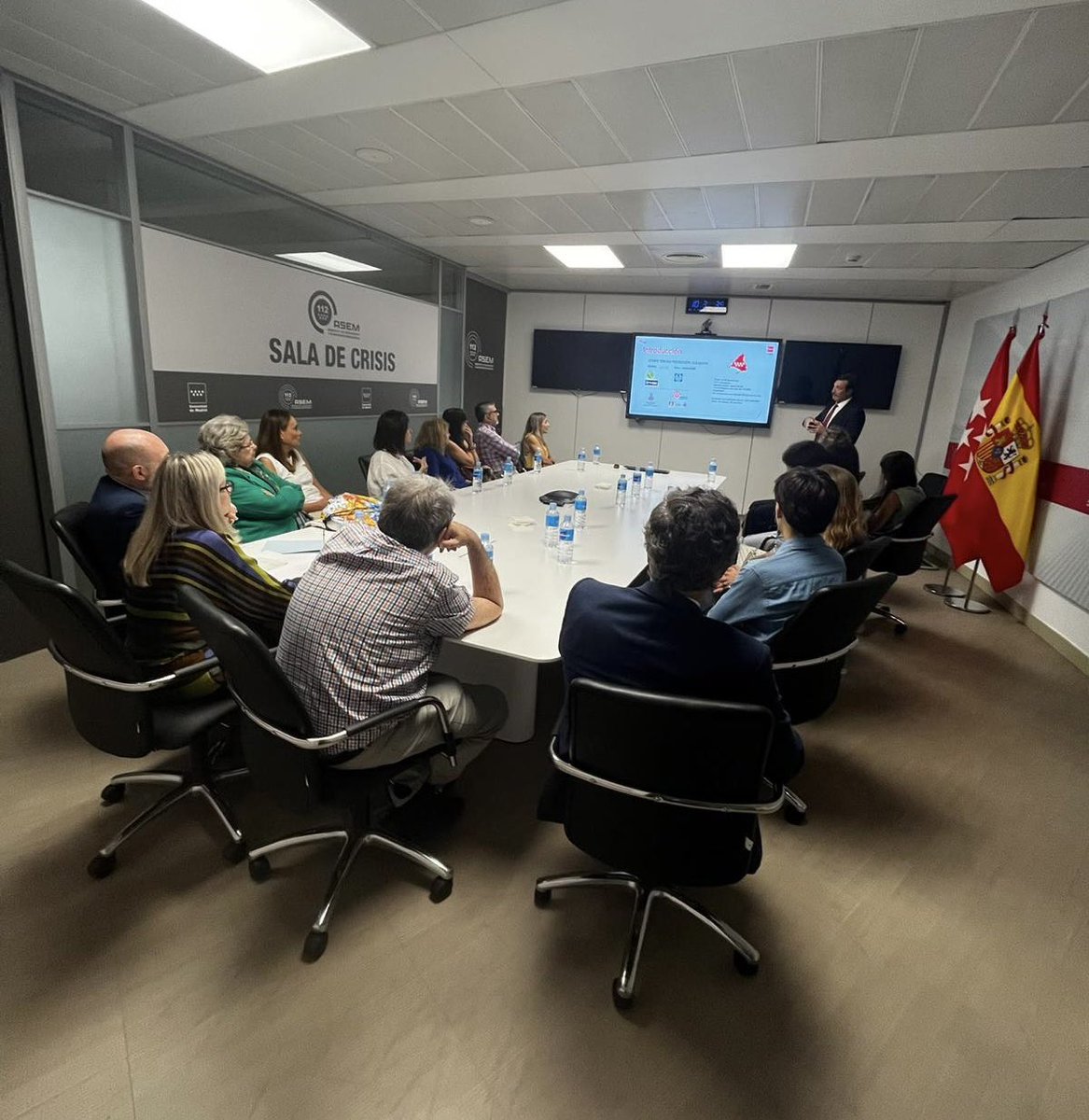 112cmadrid's tweet photo. ⚖️ Magistrados y personal de @PoderJudicialEs han visitado hoy la #ASEM112 para conocer el funcionamiento y la gestión en grandes emergencias 🚨 que realiza la @ComunidadMadrid https://t.co/OVPoh8CpsZ