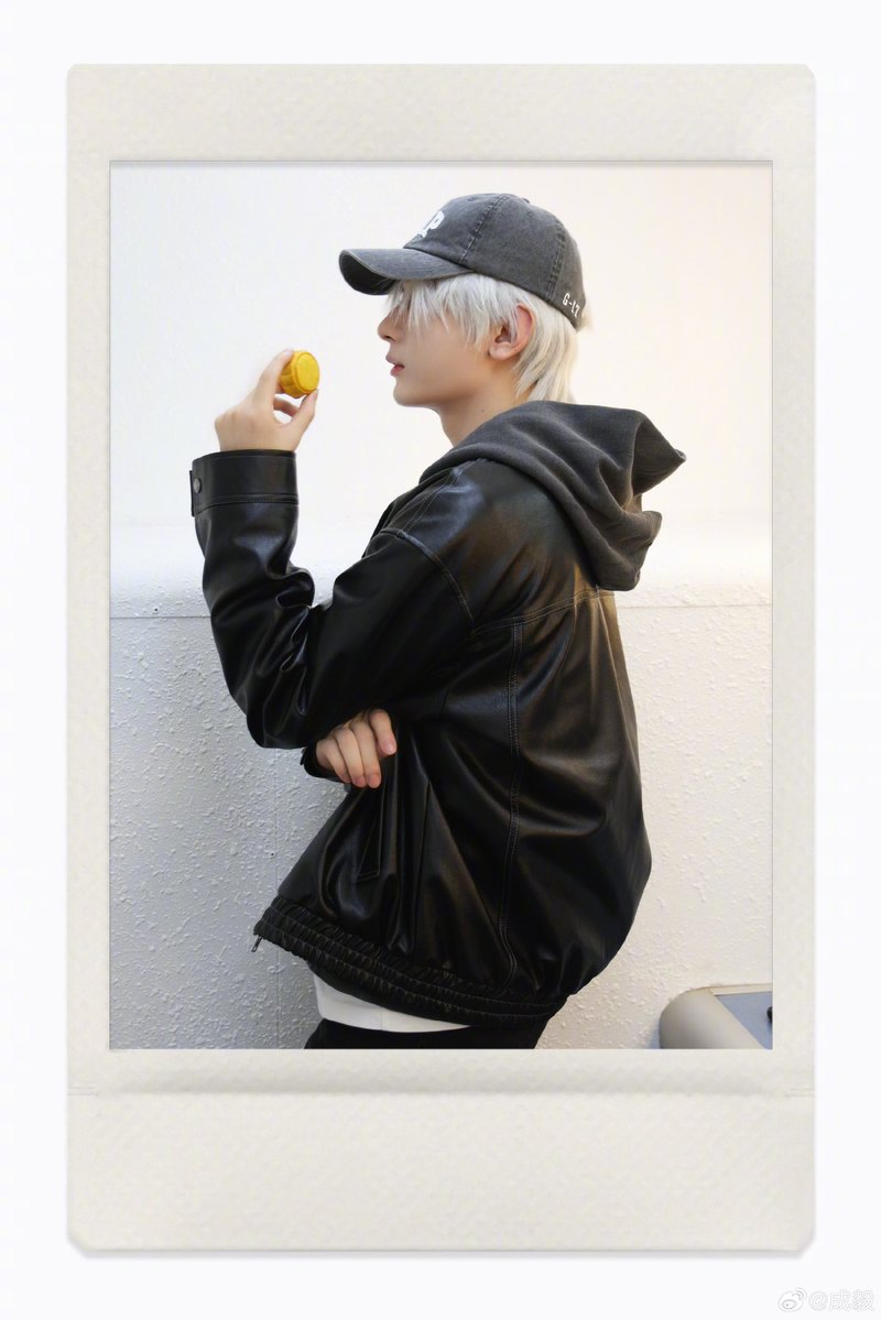 kaninnanan's tweet photo. เนื่องในโอกาสที่ถิงถิงปิดกล้องพี่อี้ผมขาวหล่อมาก😍
แถมพี่อี้มาอวยพรวันไหว้พระจันทร์ในลุคผมขาวสุดหล่อเลยจะมาแจกพัดอี้อี้กับของอย่างอื่นที่หาเจอ😆
กติกา
โควททวิตนี้แล้วลงรูปหรือคลิปที่ชอบของถิงถิง
พร้อมกับติดแท็ก #LIESHUNTER #เฉิงอี้ 
ประกาศผลปลายเดือนตุลา https://t.co/snHYLlFcPg