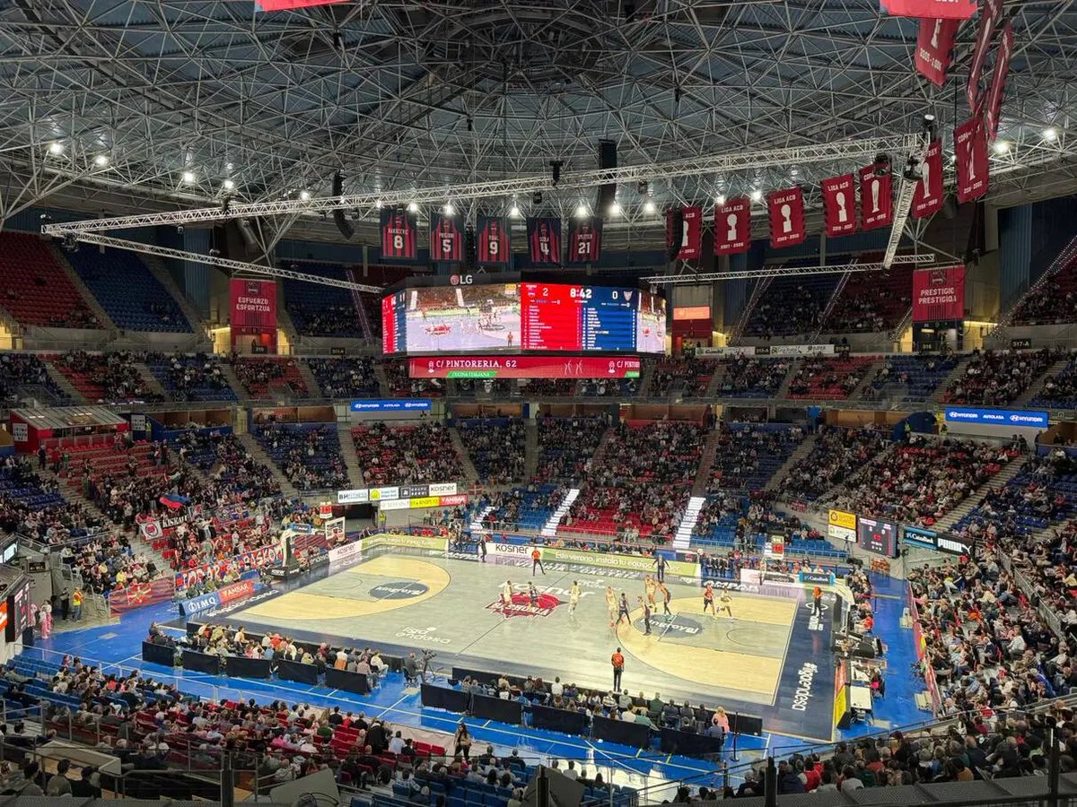 kevintxo's tweet photo. La cifra de asistencia oficial ayer al Buesa Arena (6.848) no es la cifra real. Y tampoco la del primer partido en Mendizorroza (13.923).

Tanto #Baskonia como #Alavés han cambiado su sistema y falló el método de lectura y escaneo de los abonos a la entrada. https://t.co/GKrGrGyndy