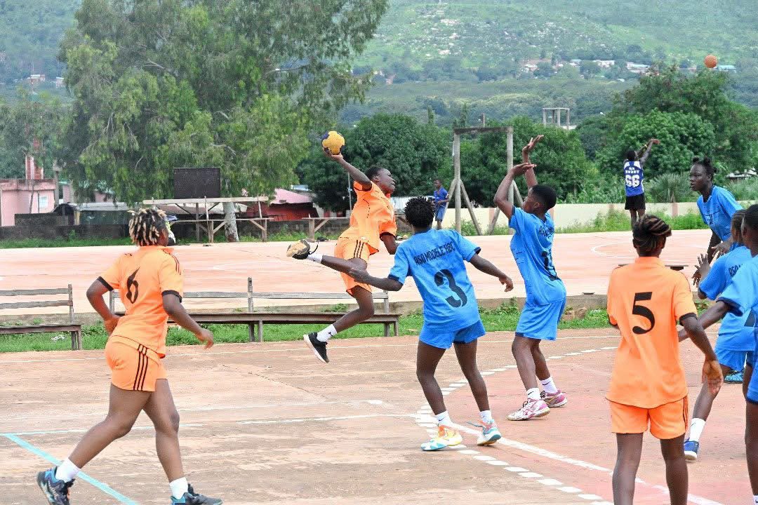 FbHandball's tweet photo. ⏳ 𝐉-𝟏 !
Les parquets béninois s’apprêtent à vibrer à nouveau ! 🔥🤾🏾♂️
Demain, place aux 𝐉𝐮𝐧𝐢𝐨𝐫𝐬 pour le lancement de la phase départementale Cadets & Juniors. 💪🏾
Du rythme, des duels, de l’intensité… La nouvelle saison arrive ! 🏆🇧🇯
📅 26 septembre 2026
#FBHB #Hand https://t.co/jSJeB3MtuR