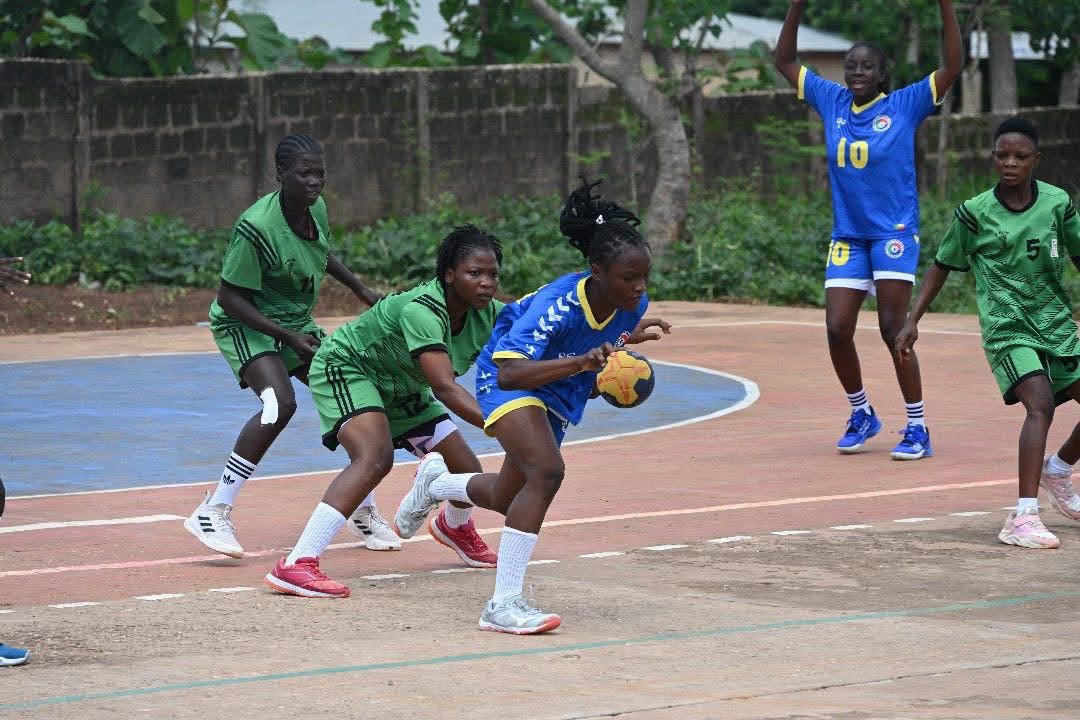 FbHandball's tweet photo. ⏳ 𝐉-𝟏 !
Les parquets béninois s’apprêtent à vibrer à nouveau ! 🔥🤾🏾♂️
Demain, place aux 𝐉𝐮𝐧𝐢𝐨𝐫𝐬 pour le lancement de la phase départementale Cadets & Juniors. 💪🏾
Du rythme, des duels, de l’intensité… La nouvelle saison arrive ! 🏆🇧🇯
📅 26 septembre 2026
#FBHB #Hand https://t.co/jSJeB3MtuR