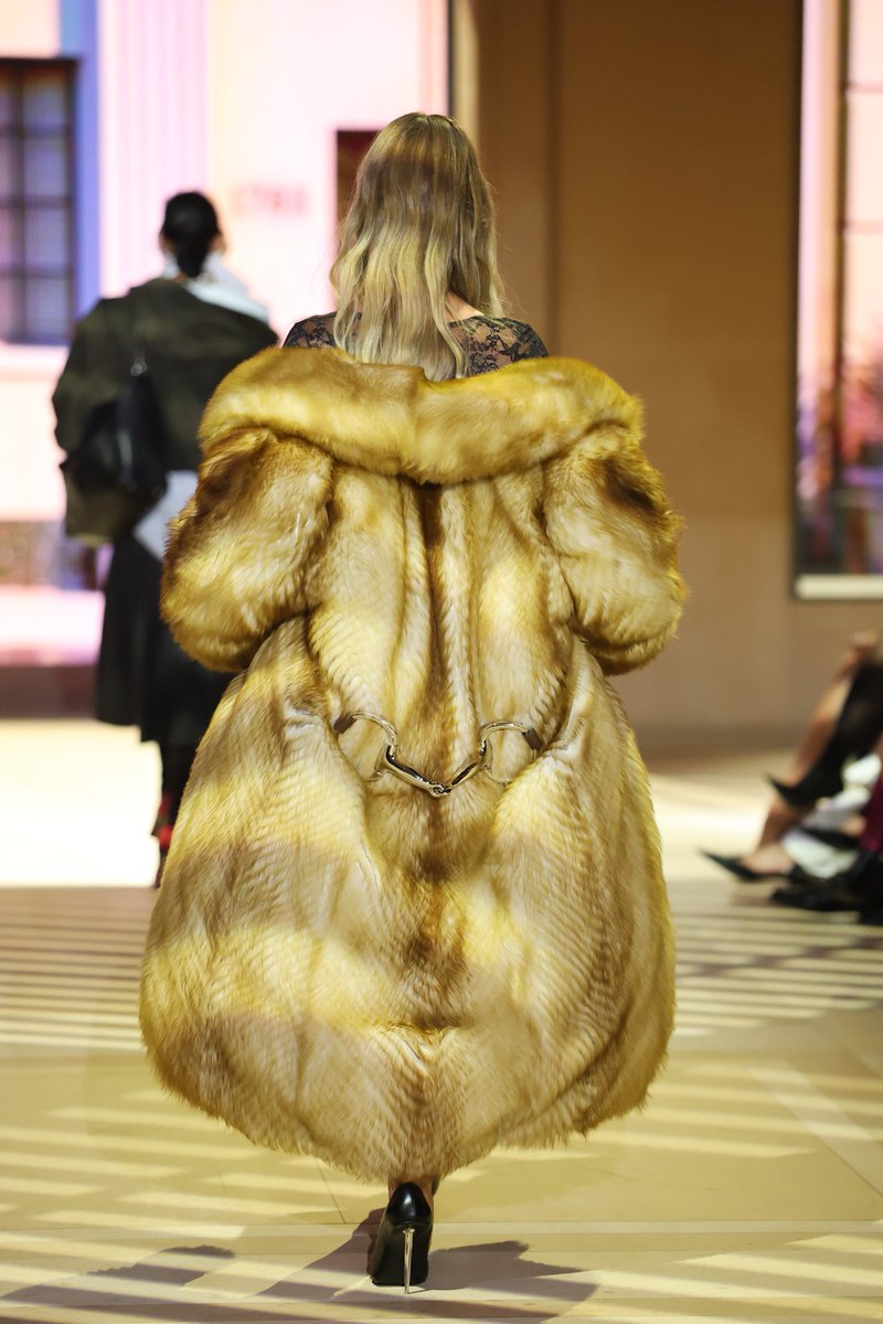 ComplexStyle's tweet photo. Gucci said "DO YOU SEE THIS COAT!?" https://t.co/LVQTrjxQmv