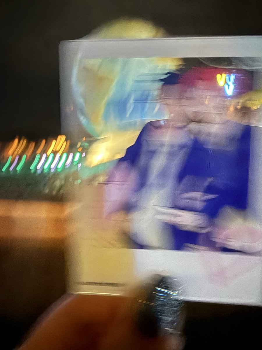 BxT_4037's tweet photo. 実はSYURIANの2人も連れて行ったんだけど夜の写真ってむず過ぎてほぼ4枚目状態😂
制服コスでデートっていう程で写真撮らせてもらいました📷✨🎃👻
朱里が全力で楽しんでる姿とそれを嬉しそうに見てる杏樹が目に浮かぶ☺️🩷💙

#久喜わかめ 先生 
#SYURIAN https://t.co/hGxAidavTJ