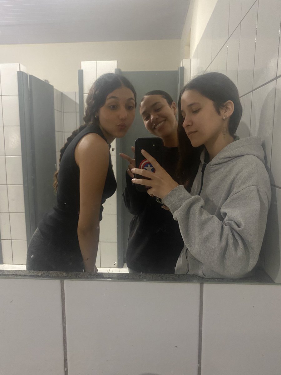 manuyzx0's tweet photo. e quando o amor finalmente me encontrar, espero q ela goste das minhas amigas https://t.co/Qmllpnmcmy