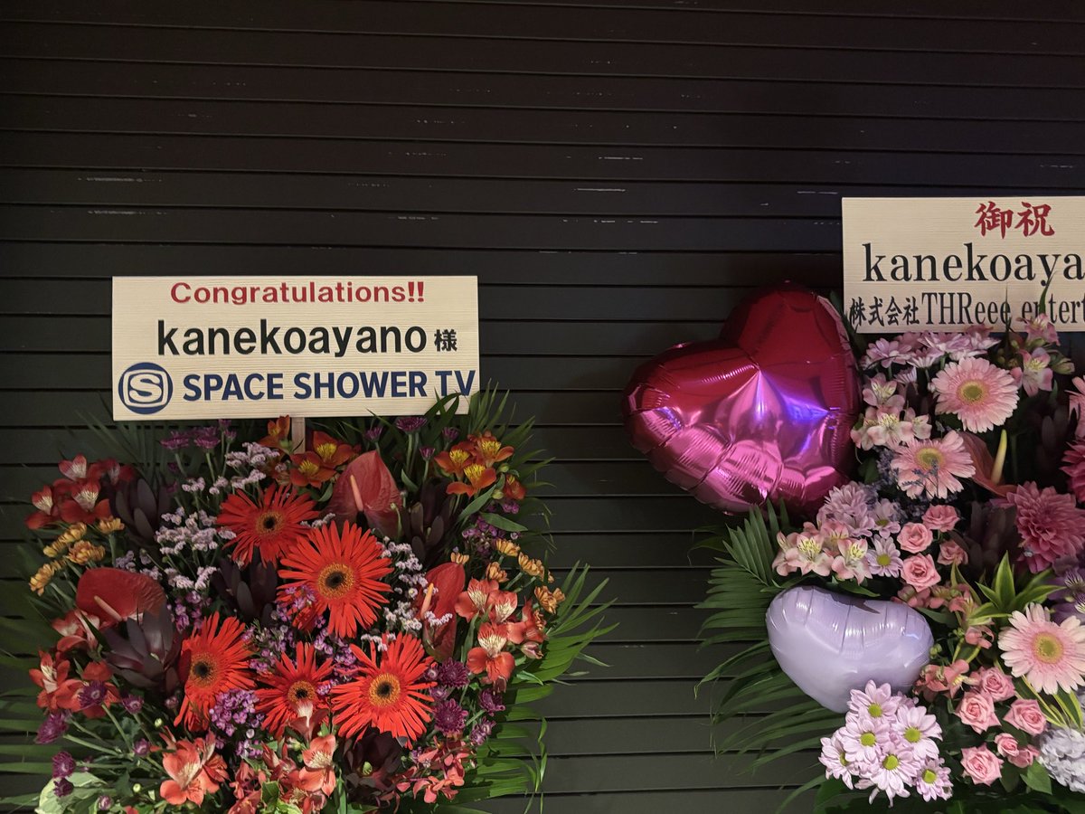 Fuyu76's tweet photo. kanekoayano@東京ガーデンシアター。前に見たのは去年の秋でちょうど一年前ほど。バンドメンバーが3人になり、同じ曲でもアレンジが結構変わってて違う味わいがあって良かった。演奏がノッてきた時の爆発力は変わらず凄まじい。またライブ盤出して欲しい。 https://t.co/FfF7HODIiN