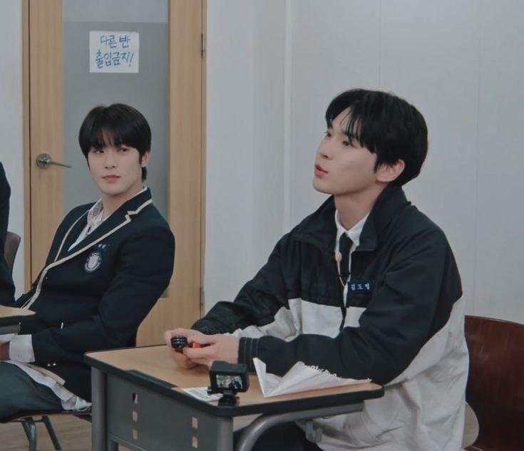 blujaed_'s tweet photo. 내가 딱 알았어.
체육 시간에 둘이 싸우고 다음 수업 시간에 김됴영은 정쟤현 무시까고 정쟤현만 지금 김됴영 눈치보는거네 맞지 맞지 #재도 https://t.co/S7IeMMCUqm