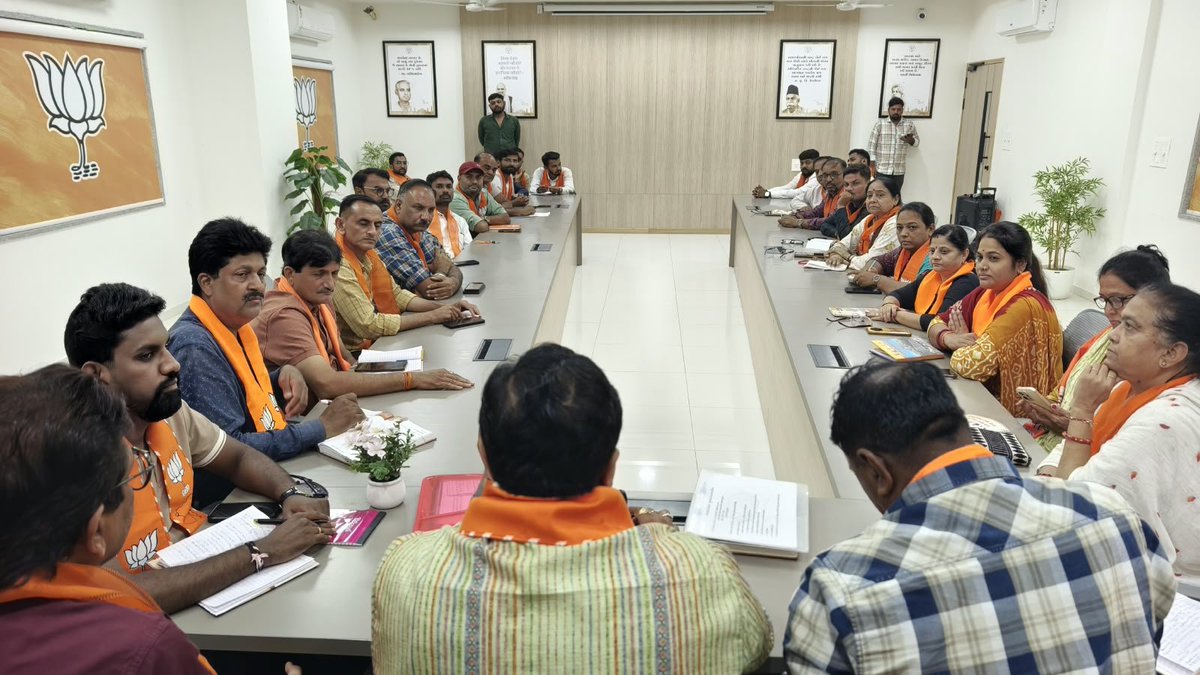 kiranraninga's tweet photo. આજરોજ ભારતીય જનતા પાર્ટી જુનાગઢ મહાનગર ગિરનાર કમલમ્ કાયૉલય મુકામે 25 વષૅ સેવા સંકલ્પ અભિમાન કાયૅક્રમ અતૅગત વડાપ્રધાન નરેન્દ્રભાઈ મોદીના આગામી કાયૅક્રમના આયોજન માટે બેઠક યોજાઈ હતી https://t.co/PGONor5Q13
